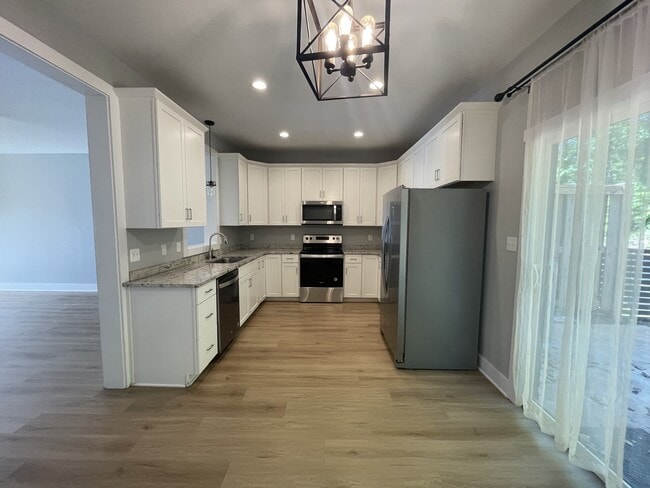 Building Photo - 140 Sunburst Villa Dr