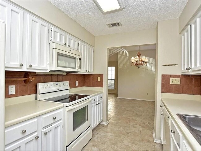 Building Photo - 1202 Thorpe Ln