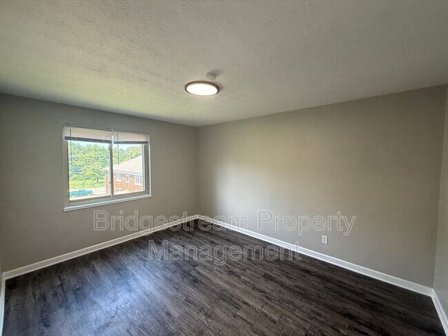 Building Photo - 1233 Lytle Ln