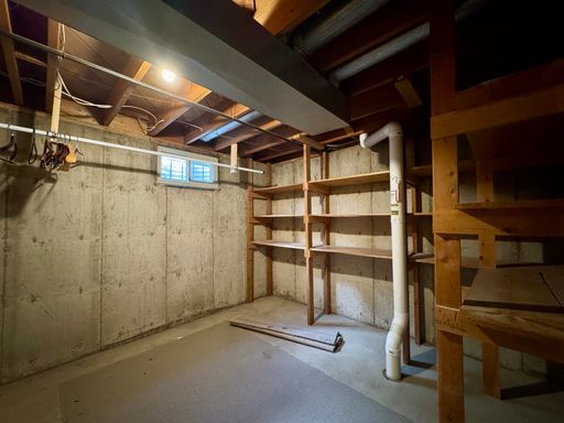 Building Photo - Large Single Family Home Available NOW!!