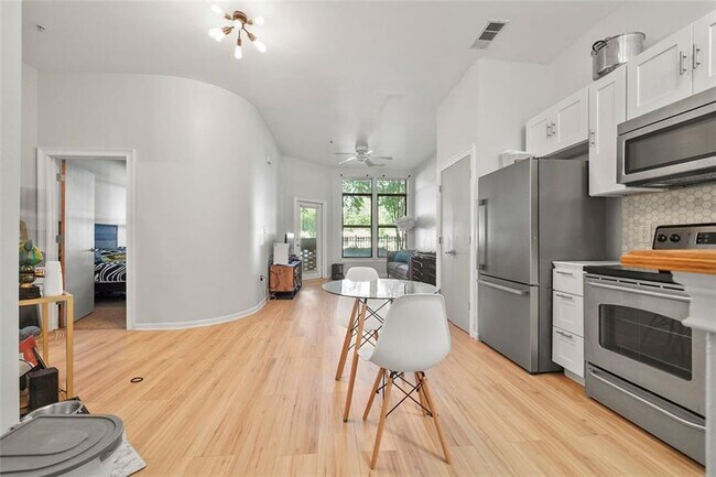 Building Photo - 898 Oak St SW