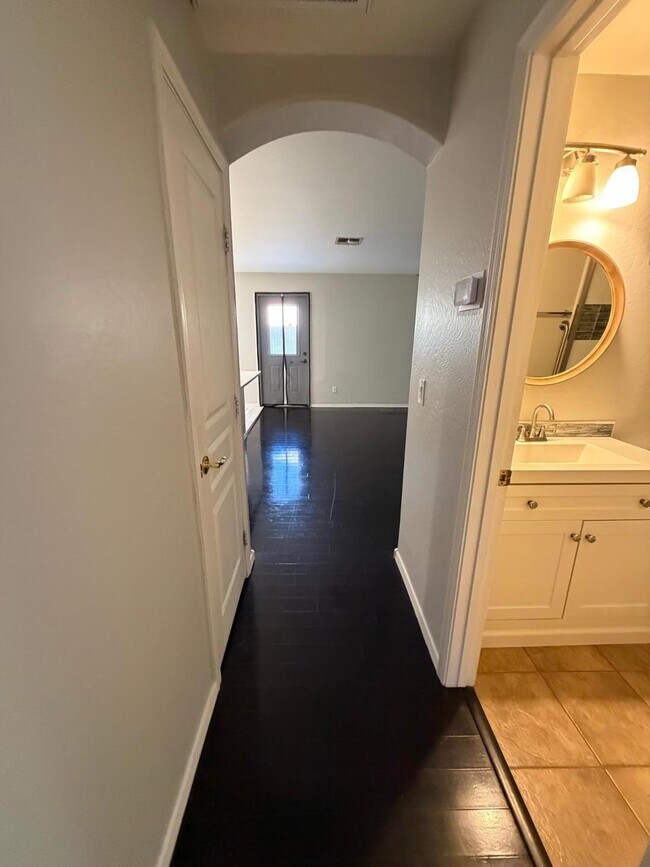 Building Photo - 1945 E Aloe Pl