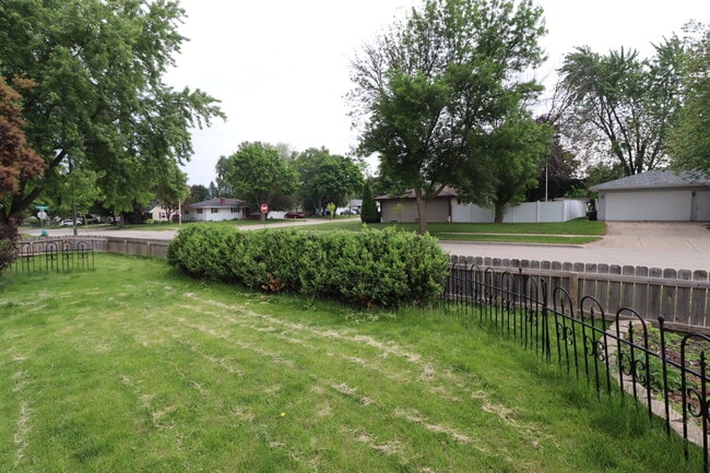 Building Photo - "Spacious 4-Bedroom 2 Bath with Finished B...