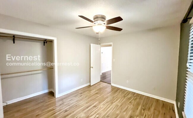 Building Photo - 2 Bed, 1 Bath with Attached Garage / Pet-F...
