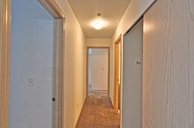Building Photo - Charming 2-Bedroom Ground-Level Home in Qu...