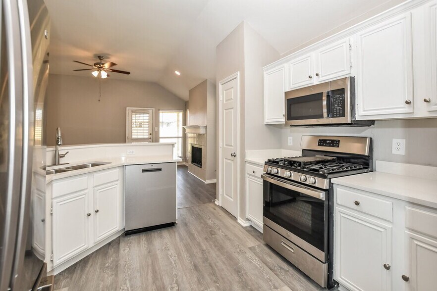 Building Photo - 717 Rockett Ln