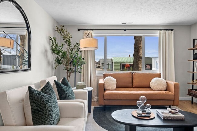 Building Photo - Trendy 2B/1B Unit C I Near Gonzaga/WSU/EWU & 5 Hospitals I Pet Friendly