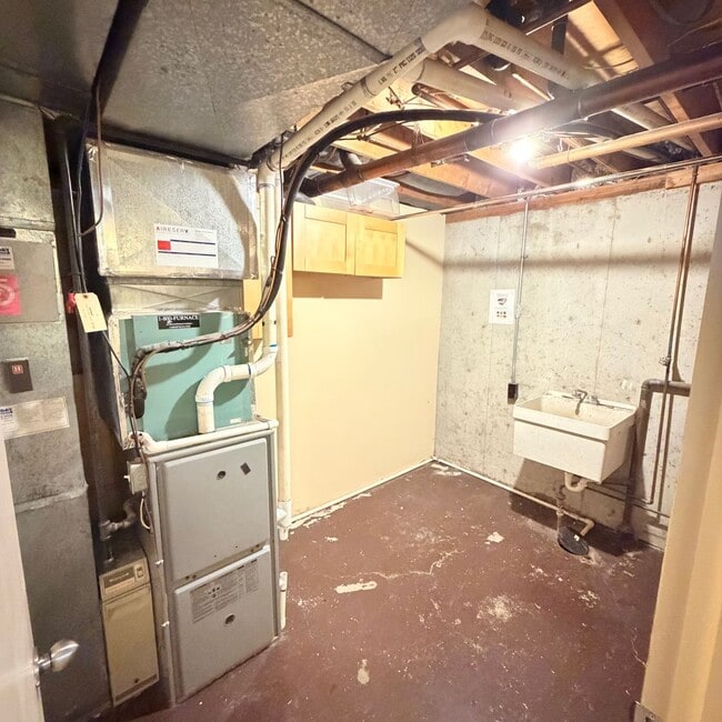 Building Photo - 906 Summit Dr