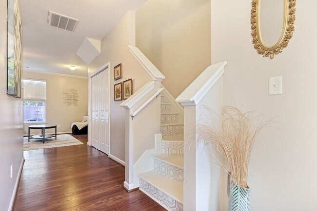 Building Photo - Charming 3 BD - 2.5 BA townhome located so...