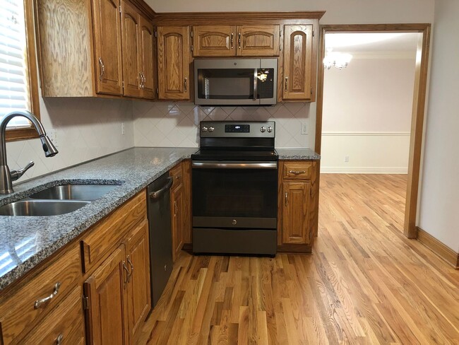 Building Photo - 2306 Shenandoah Dr