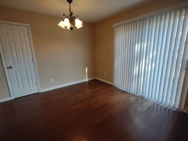 Building Photo - Move in Ready, End Unit Townhome located i...