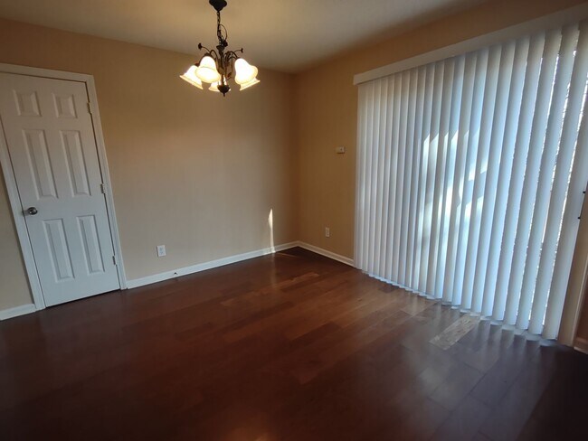 Building Photo - Move in Ready, End Unit Townhome located in Rossmore !