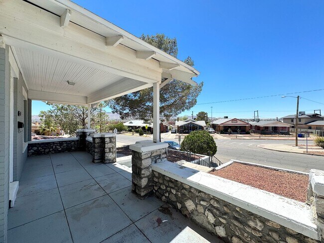 Building Photo - Sunset Heights Historic Home - 3Bed Refrig A/C!