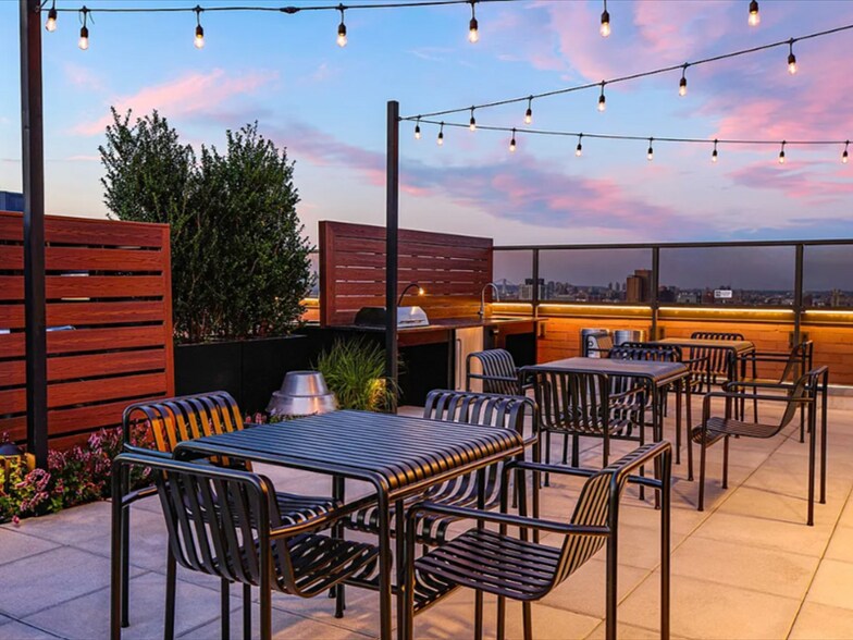 Building Photo - 175 E 96th St