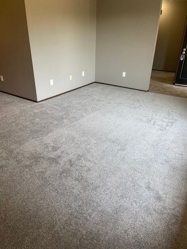 Building Photo - 3 Bed Room 1.75 Bath , New Floor Covering , New Interior Paint