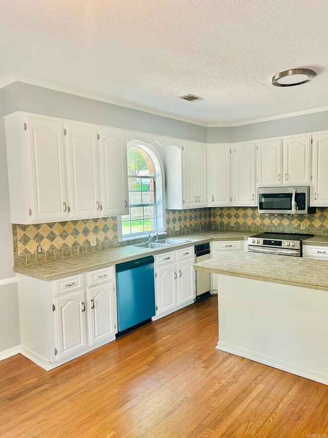 Building Photo - 5506 Oakwood Dr