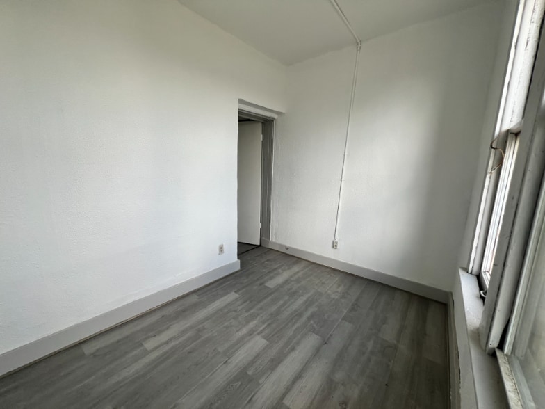 Building Photo - 1840 S Avers Ave