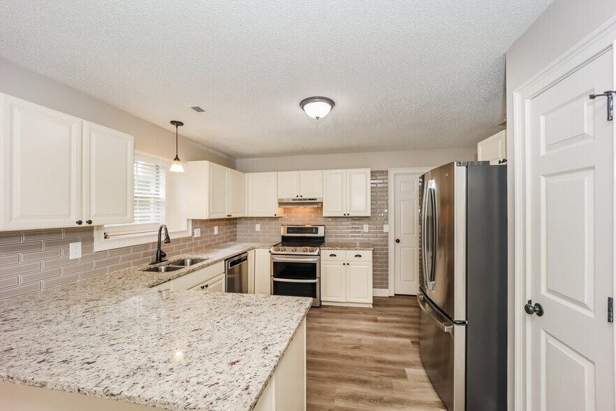 Building Photo - 130 Woodlake Dr