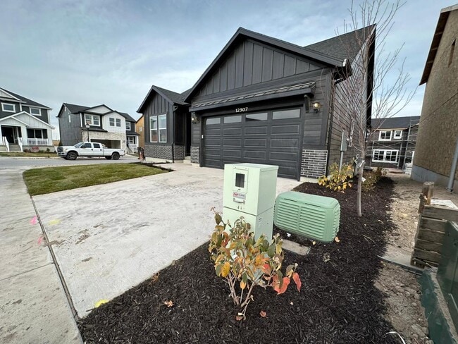 Building Photo - 12307 Eovaldi Ave