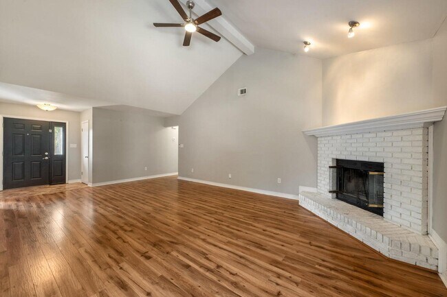 Building Photo - 2240 Prytania Cir