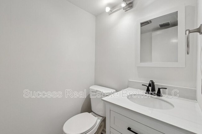 Building Photo - 98 La Rue Pl NW