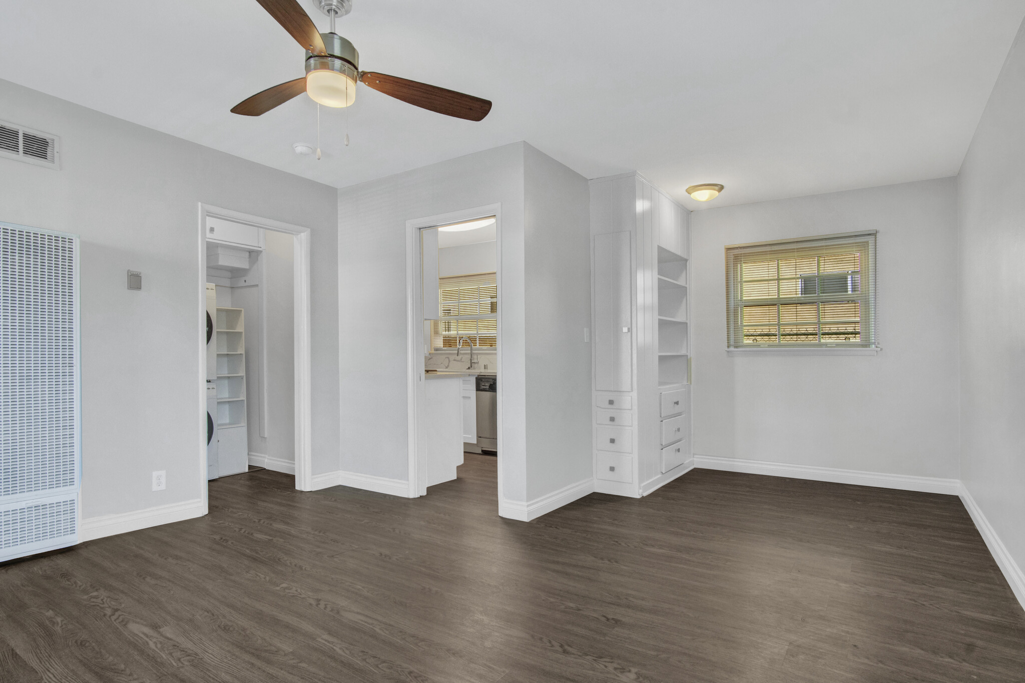 Building Photo - 13804 Moorpark St