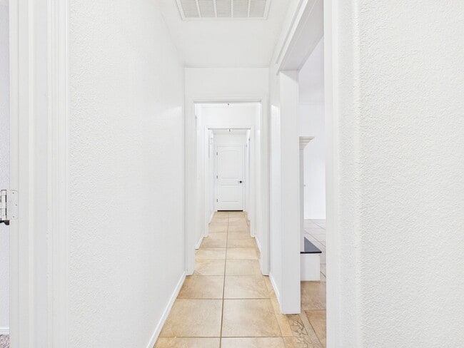 Building Photo - 4 bedroom in City View!