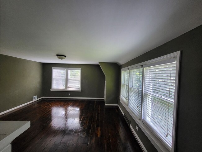 Building Photo - Spacious 4-Bedroom Carriage House with Hea...