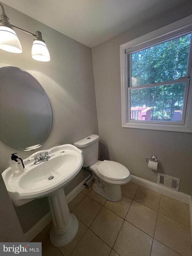 Building Photo - 6463 Honey Tree Ct