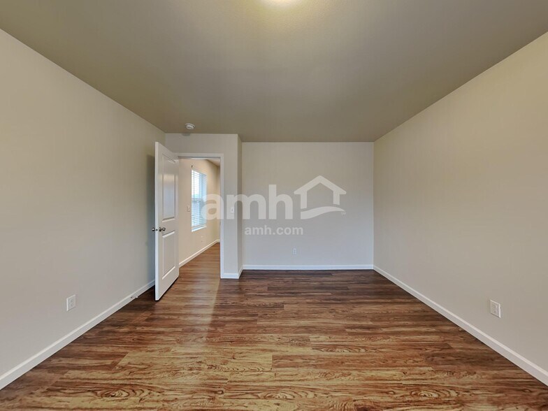 Building Photo - 18946 Lipoma Ave E