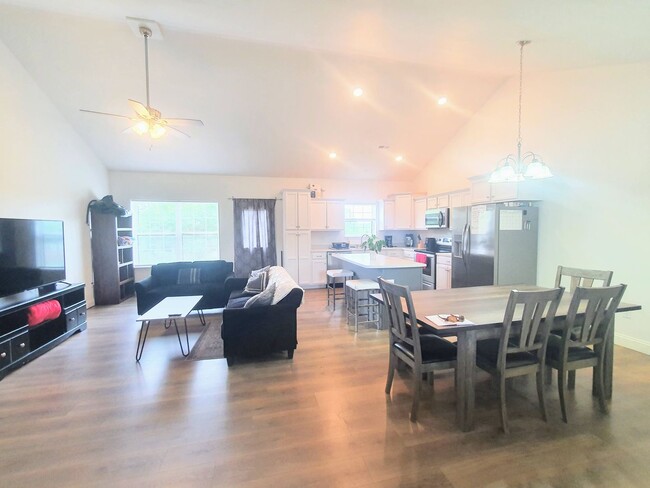 Building Photo - Beautiful home close to post