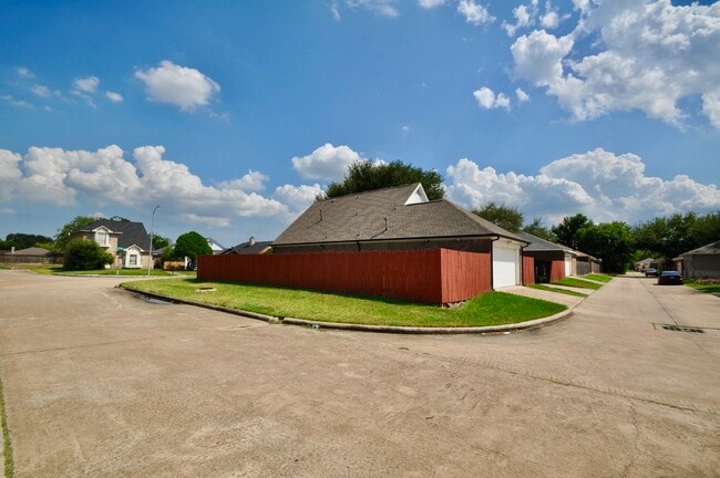 Building Photo - 16402 Gold Ridge Ln
