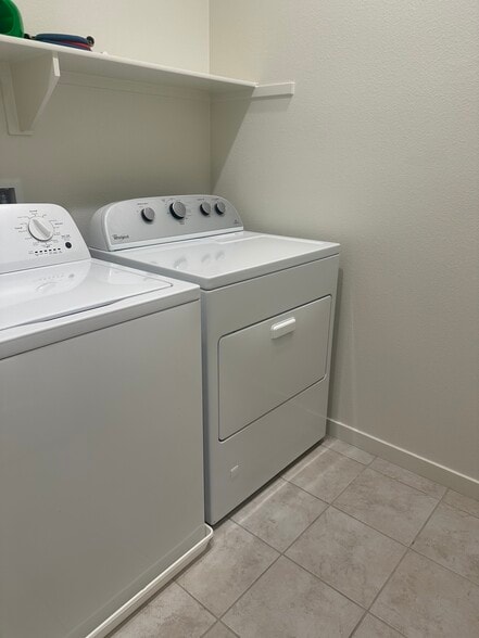 Building Photo - 300 Farmhouse Dr