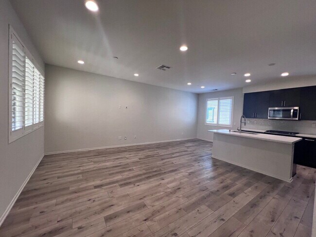 Building Photo - Gorgeous Like-New 4BD/3.5BA Oceanside Townhome! Bright & Airy Open Floor Plan, Stainless Applianc...
