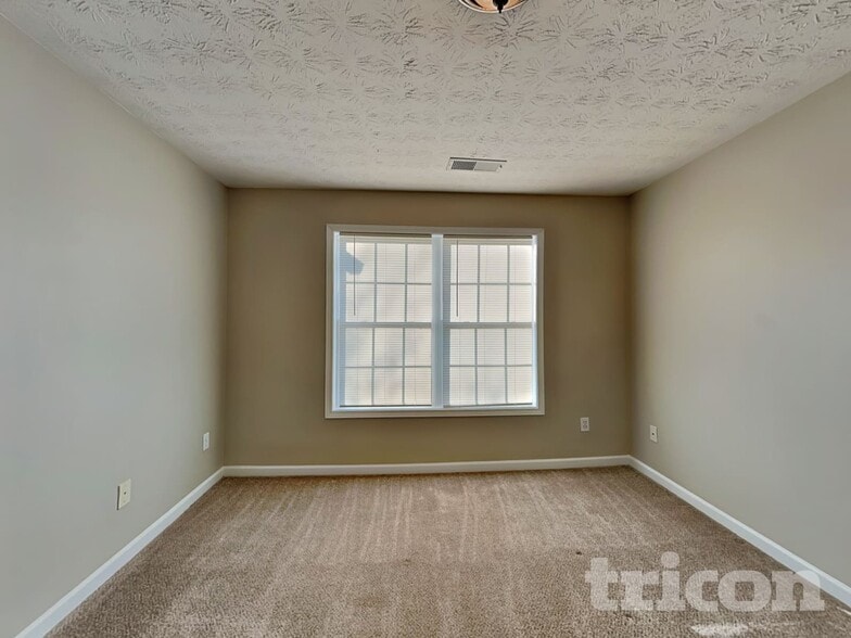 Building Photo - 180 Prince Edward Way