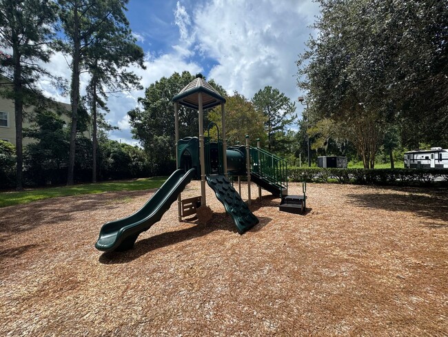 Building Photo - Move In Special! 2 Bed / 2 Bath Upstairs C...