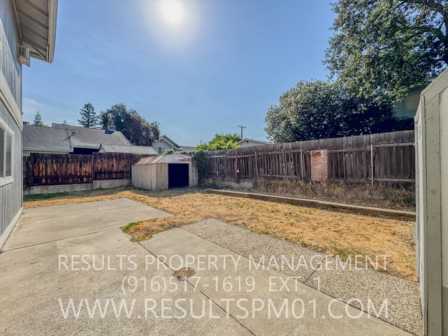 Building Photo - Freshly updated 2 bedroom duplex w garage