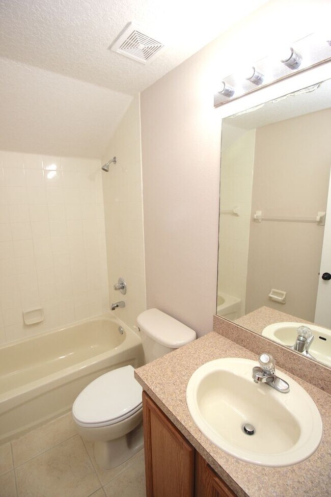 Building Photo - Huge 4 Bed 3 Bath Home w FENCED YARD and SCREENED LANAI for Rent!