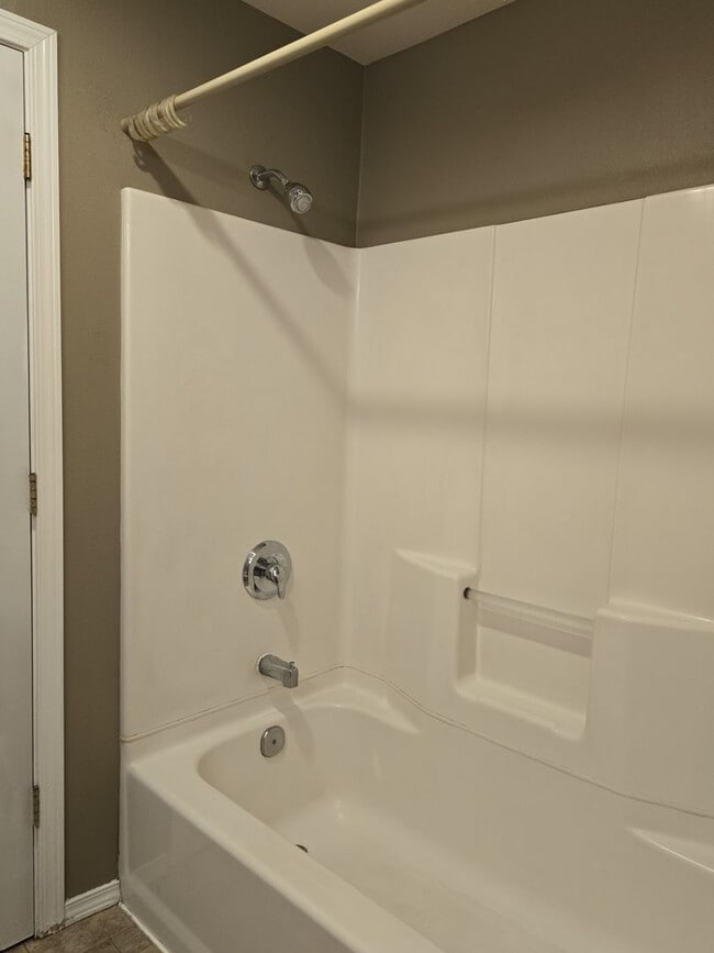 Building Photo - Bring the Pets!  Midtown 2 Bdrm Cottage, w/Den, 2 bath, All Appliances incl washer/dryer, Storage