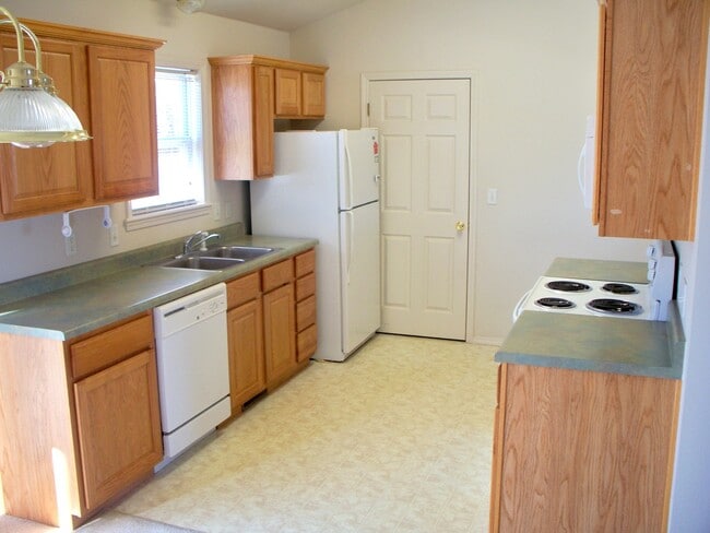 Building Photo - GET TWO WEEKS RENT FREE!