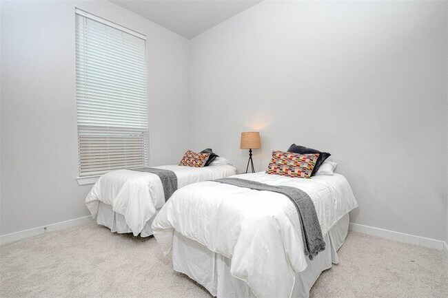 Building Photo - 128 E Cascade Heights Dr