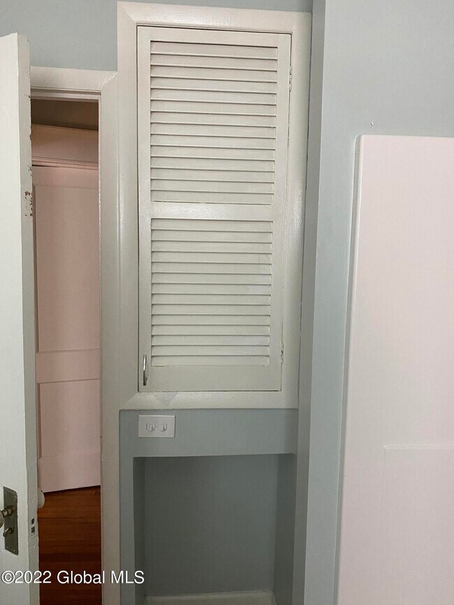 Building Photo - 663 Hudson Ave