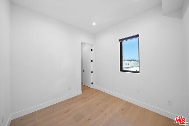 Building Photo - 733 N Gramercy Pl