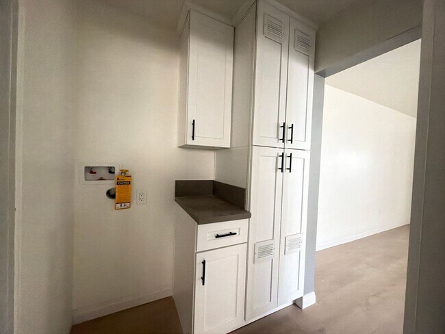 Building Photo - 2400 Del Mar Ave