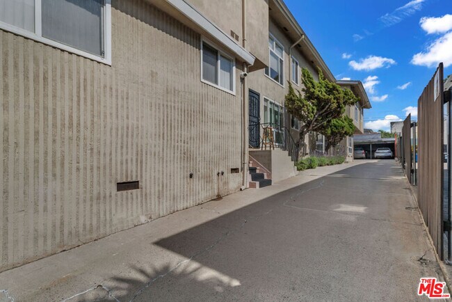 Building Photo - 1346 Cochran Ave