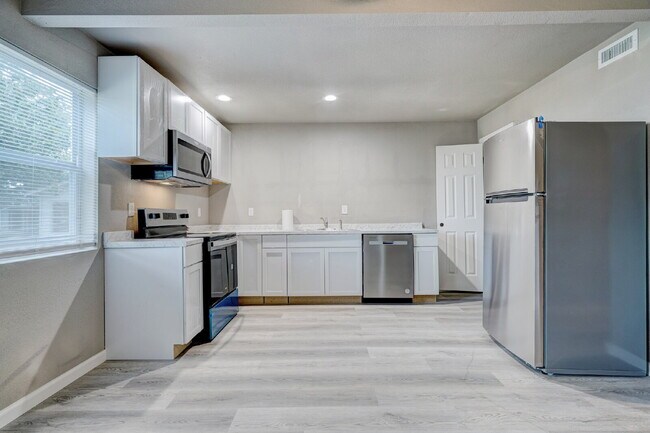 Building Photo - Remodeled 2 Bedroom + Bonus Room