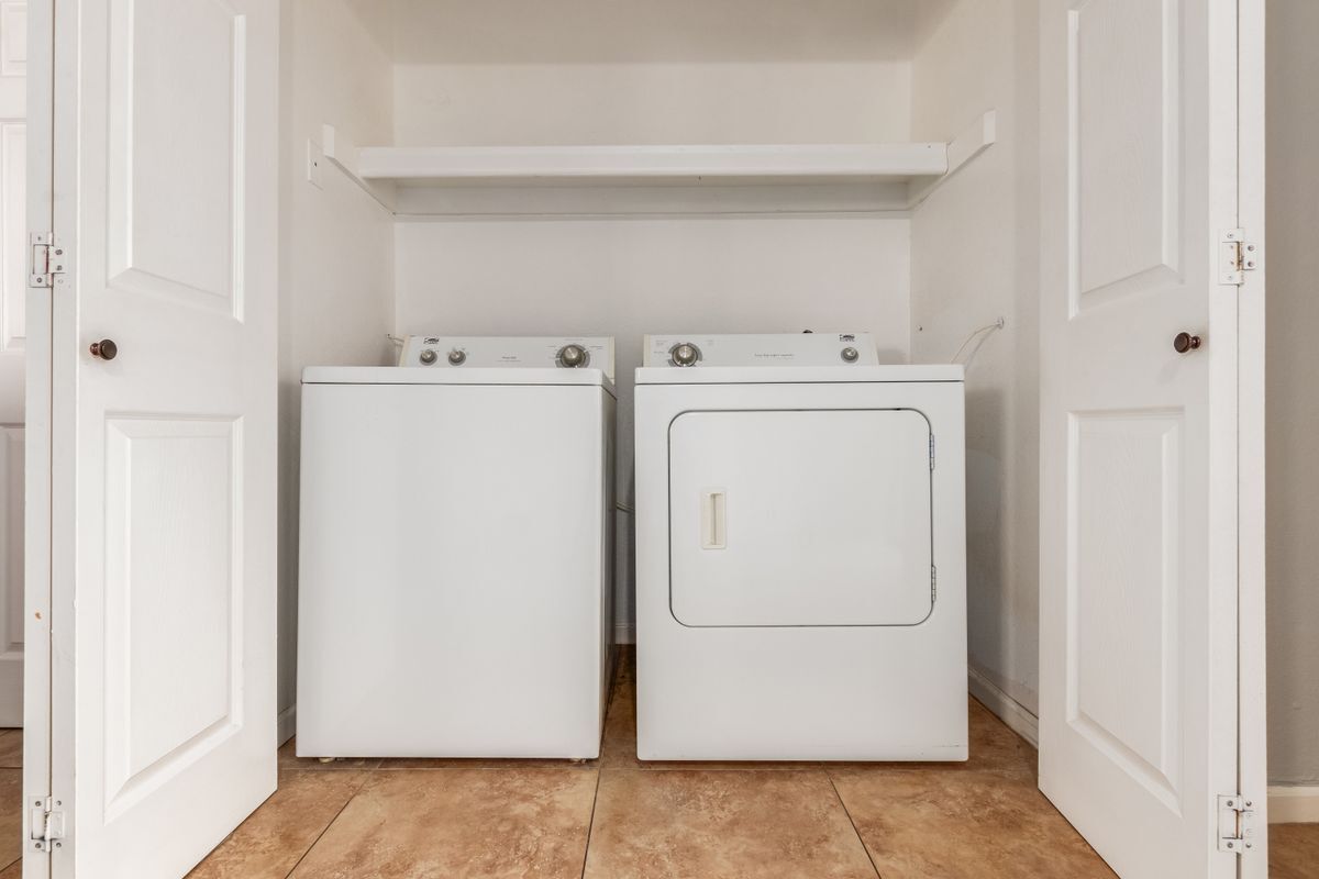 Building Photo - 850 S River Dr