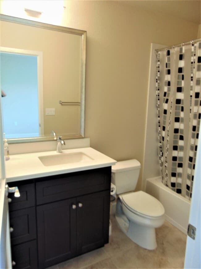 Building Photo - Beautiful Brand New Townhome in Sage Community