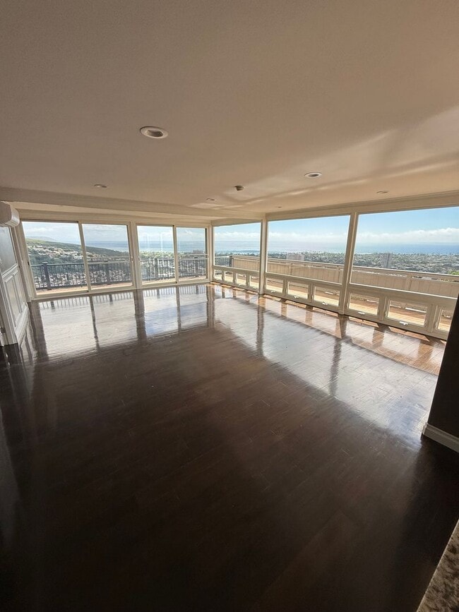 Building Photo - Luxury Hillside Home with Panoramic Kahala Beach Views – $8,000/month