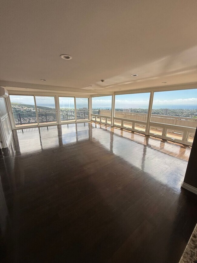 Building Photo - Luxury Hillside Home with Panoramic Kahala Beach Views – $8,500/month